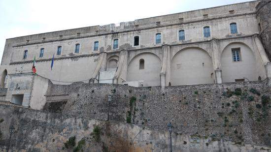 250° anniversario Fondazione Guardia di Finanza. Sabato e domenica apertura per visite del Castello Aragonese (Caserma Mazzini) 