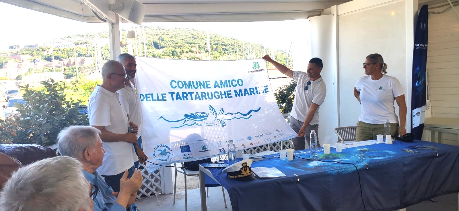 Consegnata al sindaco Leccese la bandiera di «Comune amico delle tartarughe marine»