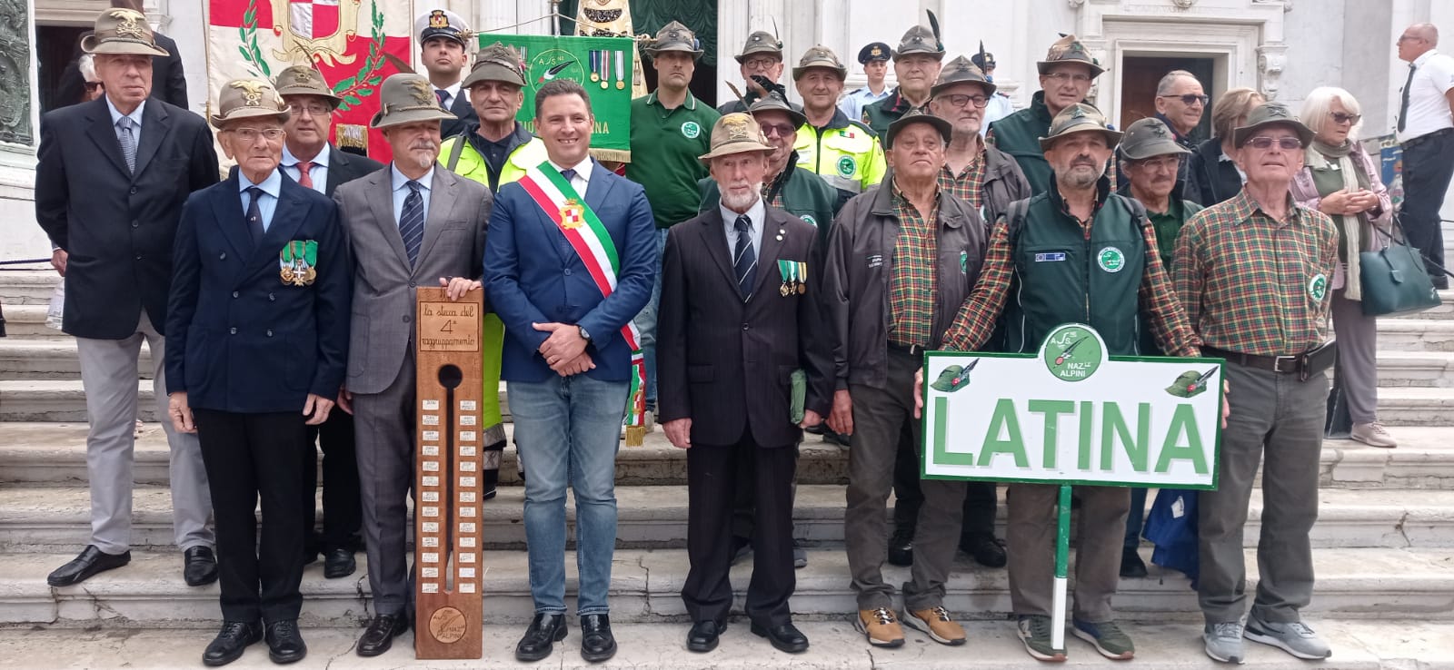 Il Sindaco Leccese al Raduno del IV Raggruppamento Alpini a Loreto ha ricevuto la «stecca». Tra dodici mesi il grande evento si svolgerà a Gaeta.