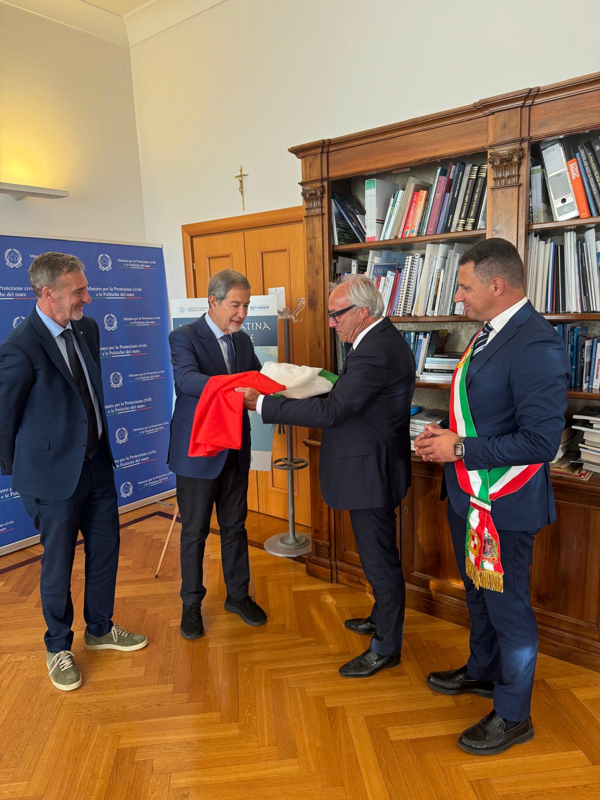 Parte simbolicamente il viaggio della “Vela latina per la pace”.   Il ministro Musumeci consegna il tricolore al Presidente della Camera di Commerc...